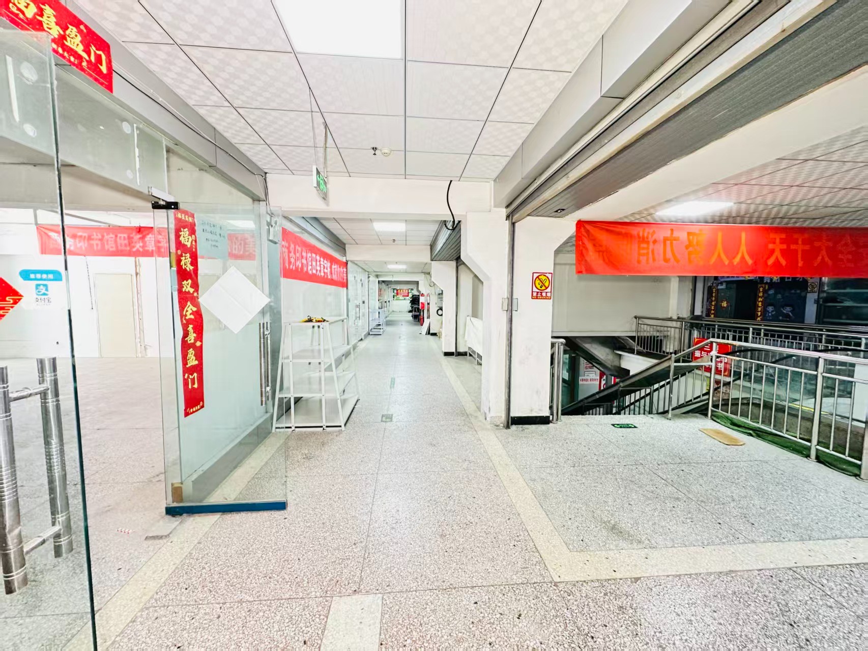 古城东路引入人工智能技术应用场景，推动AI与商业、零售、电商、企业服务等领域融合发展。